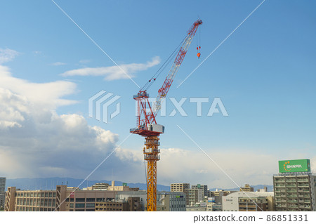 公寓和建築物的施工現場塔式起重機 公寓和建築物的施工現場塔式起重機 86851331