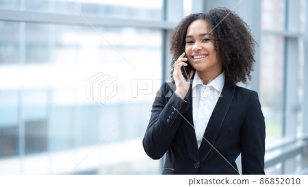 Business woman talking on phone 86852010