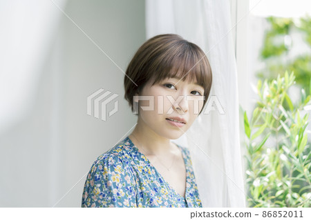 看著照相機的年輕女子肖像 86852011