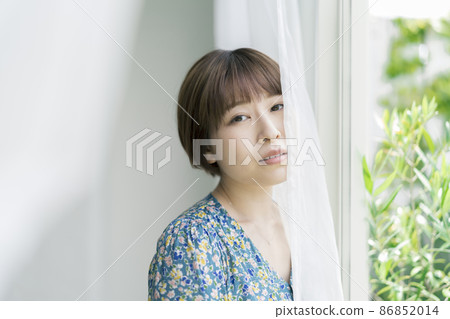 看著照相機的年輕女子肖像 86852014