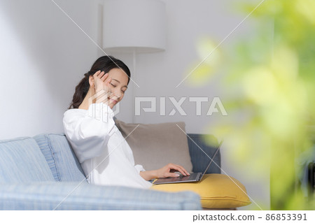 在家工作，30多歲的女性 86853391