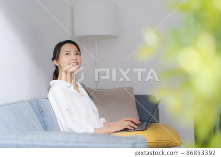 在家工作,30多歲的女性 在家工作,30多歲的女性 86853392