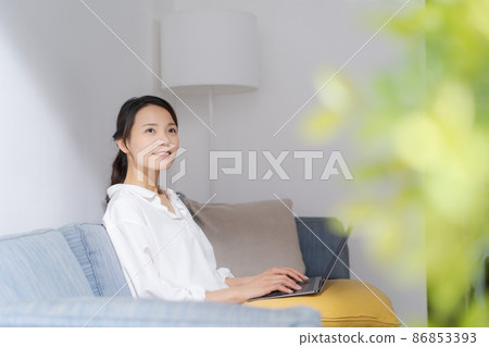 在家工作,30多歲的女性 在家工作,30多歲的女性 86853393
