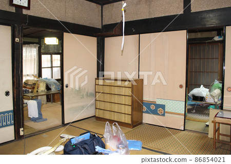 [Inside a wooden private house] for organizing relics and images of disasters and dirty rooms 86854021