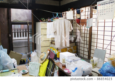 In the image of organizing relics and disasters / dirty rooms [inside a wooden private house that has been unmanned for many years] 86854023