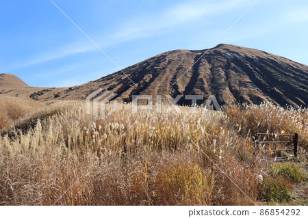 熊本縣的草知裡浜和壯麗的群山 熊本縣的草知裡浜和壯麗的群山 86854292
