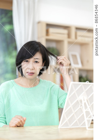頭髮問題受損頭髮中女性 86854346