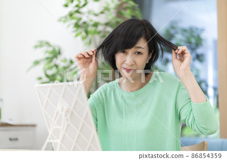 頭髮問題受損頭髮中女性 頭髮問題受損頭髮中女性 86854359