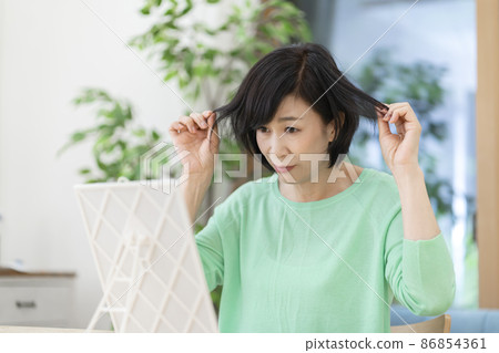 Hair troubles Damaged hair middle female Hair troubles Damaged hair middle female 86854361