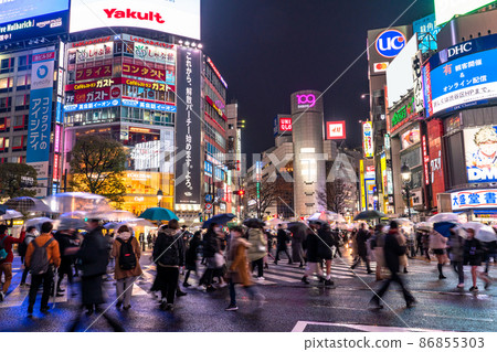 《東京》多雨的東京澀谷加油站 86855303
