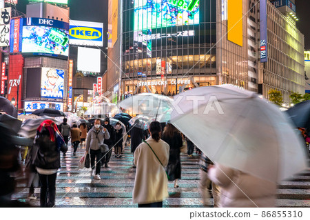 《東京》多雨的東京澀谷加油站 86855310