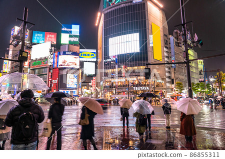 << Tokyo >> Rainy Tokyo-Shibuya Scramble Crossing 86855311