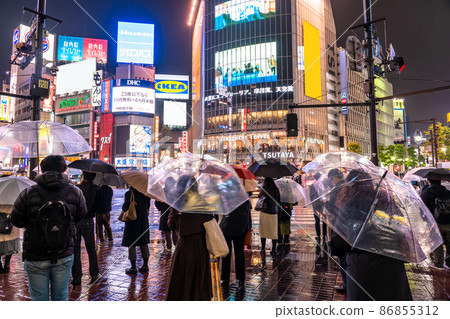 << Tokyo >> Rainy Tokyo-Shibuya Scramble Crossing 86855312