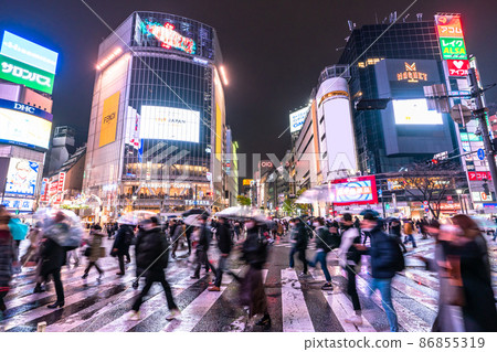 《東京》多雨的東京澀谷加油站 《東京》多雨的東京澀谷加油站 86855319