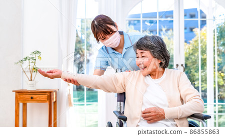 康復中心:老年婦女伸展運動和護理人員支持她們 康復中心:老年婦女伸展運動和護理人員支持她們 86855863