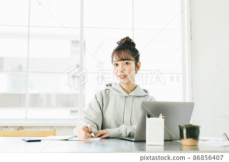 在家做遠程工作的女性 在家做遠程工作的女性 86856407