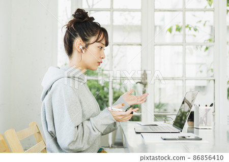 一位女士通過遠程辦公召開網絡會議 86856410