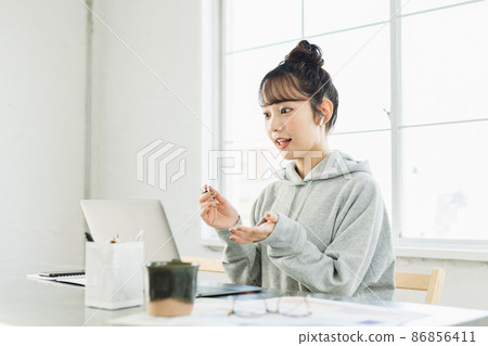 一位女士通過遠程辦公召開網絡會議 86856411