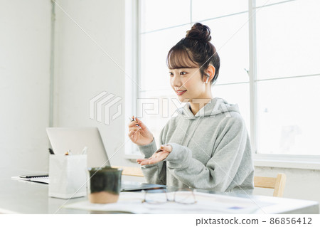 一位女士通過遠程辦公召開網絡會議 86856412