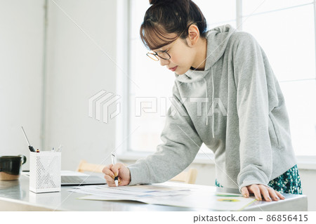 站著工作的創造者 86856415