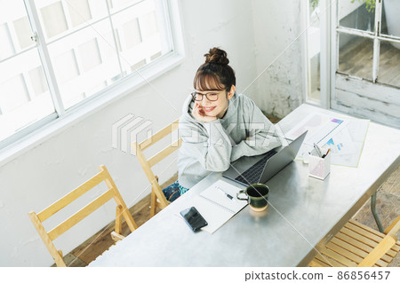 Portrait of a woman teleworking 86856457
