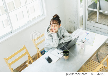 Portrait of a woman teleworking 86856458