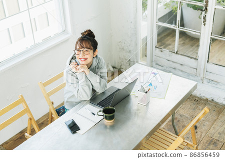 女人遠程辦公的肖像 女人遠程辦公的肖像 86856459