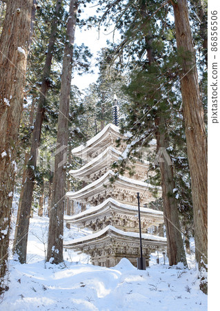 燈火通明的羽黑山五層塔 冬季風景 山形縣 燈火通明的羽黑山五層塔 冬季風景 山形縣 86856506