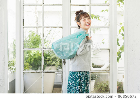 一個女人與環保袋 86856672