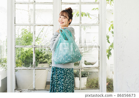 A woman with an eco bag 86856673