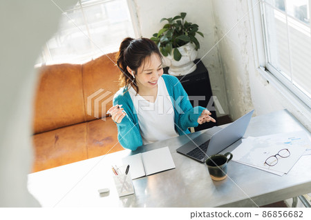 一個在家開網絡會議的女人 86856682