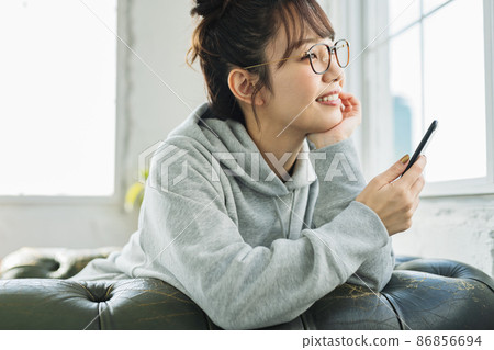 一個在家使用智能手機的女人 一個在家使用智能手機的女人 86856694