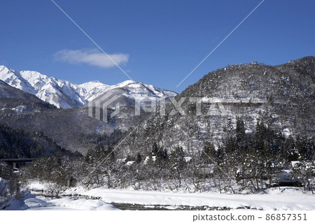 Shirakawa-go with blue sky and snow 86857351