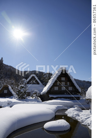 Shirakawa-go with blue sky and snow 86857361