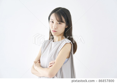 女性憤怒白色背景 86857800
