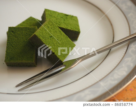 Matcha flavored raw chocolate 86858774
