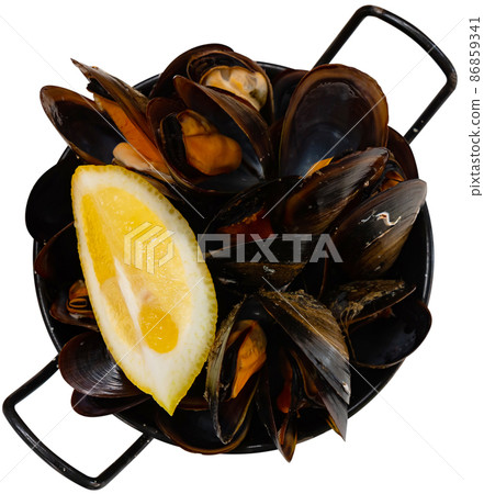 Steamed mussels with lemon wedge in metal serving pan Steamed mussels with lemon wedge in metal serving pan 86859341