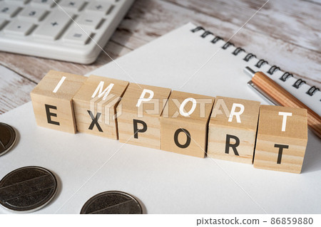 貿易形象 | 積木、硬幣、計算器、筆、寫有“IMPORT”和“EXPORT”的筆記本 86859880