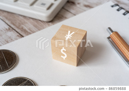 Blocks, coins, calculators, pens, notebooks with "¥" and "$" written on them 86859888