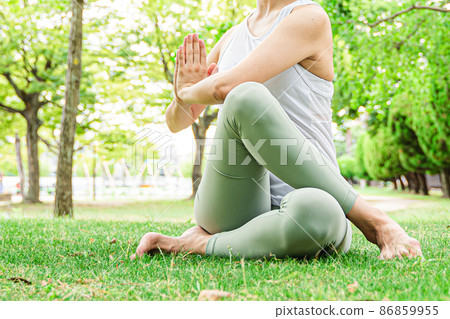 做瑜伽的婦女在公園 做瑜伽的婦女在公園 86859955
