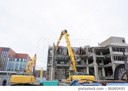 Heavy equipment for dismantling dilapidated public buildings Heavy equipment for dismantling dilapidated public buildings 86860493