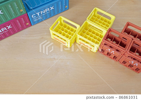 多個容器、多個清酒箱和多個啤酒箱 86861031