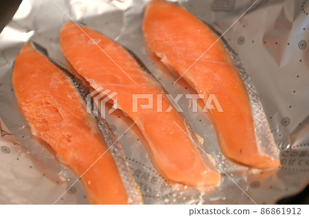 Grilled salmon 86861912