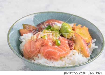 Bowl of rice topped with sashimi  86861921