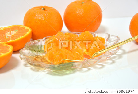 椴木放在盤子上剝皮的椴木周圍 86861974