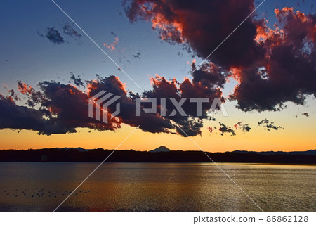 富士在湖邊黃昏 86862128