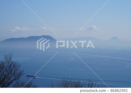 岡山縣笠岡市,從岡山縣最南端武島最高峰大石山山頂所見四國方向。 岡山縣笠岡市,從岡山縣最南端武島最高峰大石山山頂所見四國方向。 86862991