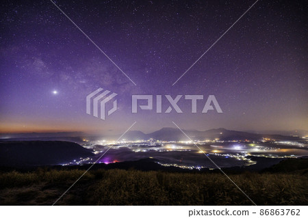 大觀峰阿蘇夜景和星空《熊本縣大觀峰》 86863762