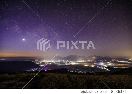 夏季從大觀坊和銀河看阿甦的夜景<<熊本縣大觀坊>> 86863763
