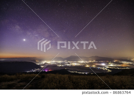 大觀峰阿蘇夜景和天堂河《熊本縣大觀峰》 86863764